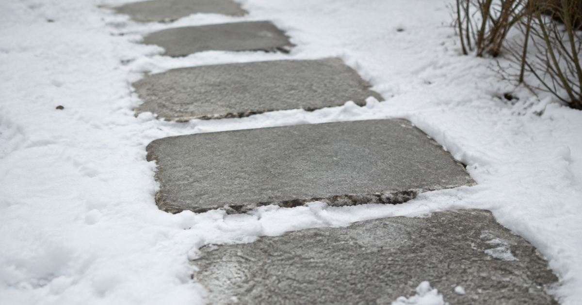 Dalles grises alignees sur surface poudreuse blanche