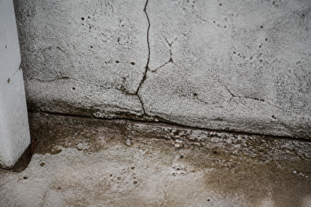 Fissures de beton dans un joint mal etanche