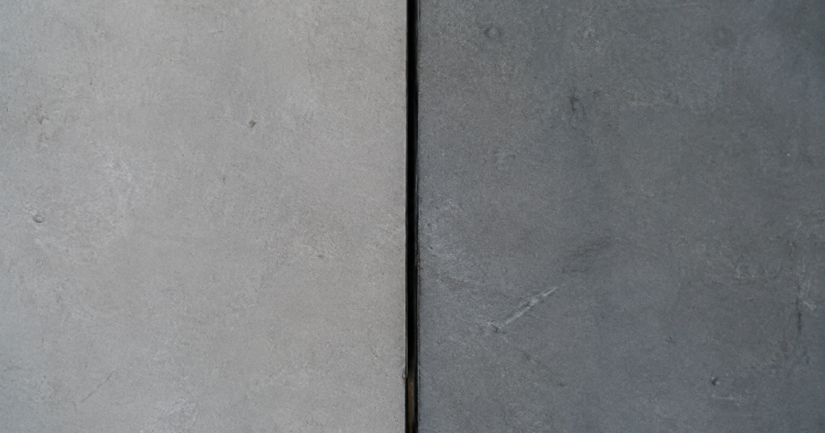 Ligne sombre separant deux surfaces grises rectangulaires