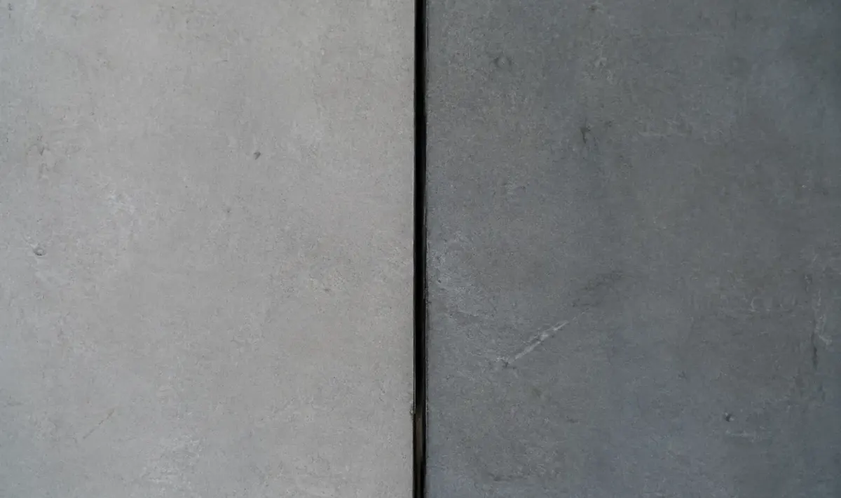 Ligne sombre separant deux surfaces grises rectangulaires