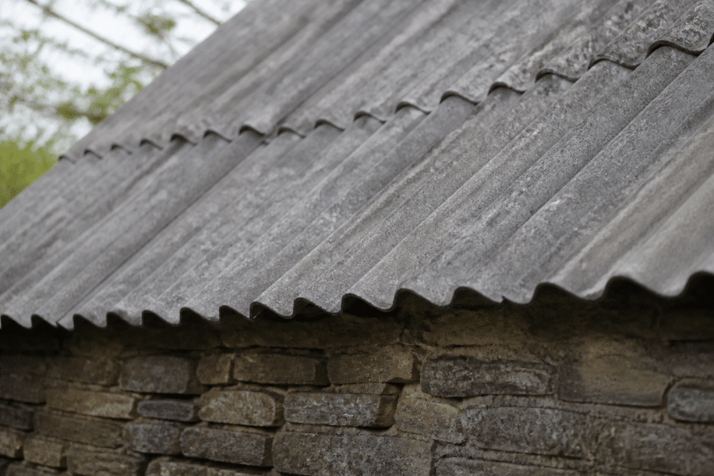Plaques ondulees grises anciennes sur toiture residuelle