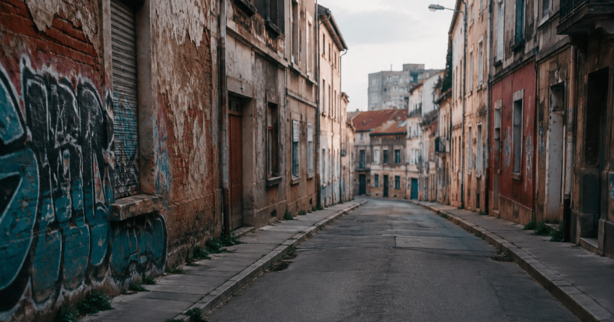 Rues urbaines desertes avec immeubles degrades et graffitis visibles