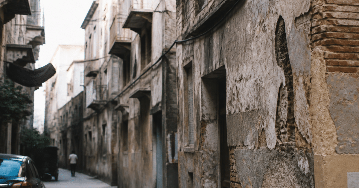 Rues etroites avec immeubles degrades et facades usees du quartier