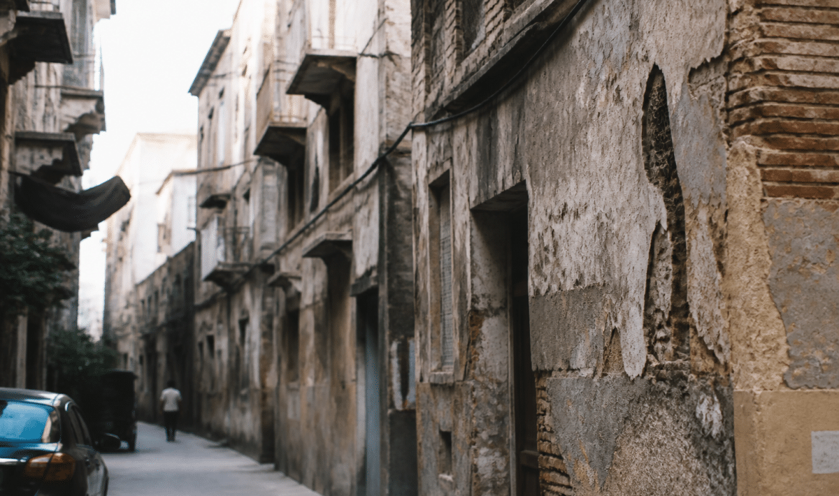 Rues etroites avec immeubles degrades et facades usees du quartier