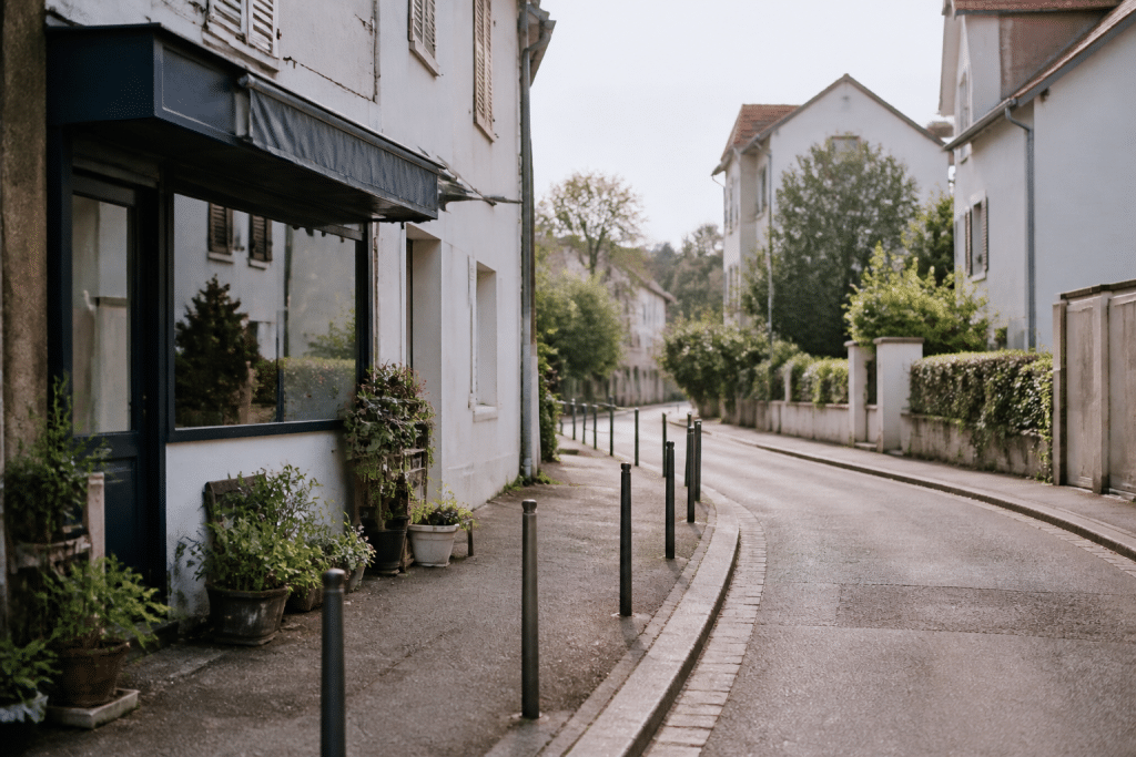 Maisons individuelles et commerces locaux dans quartier résidentiel calme
