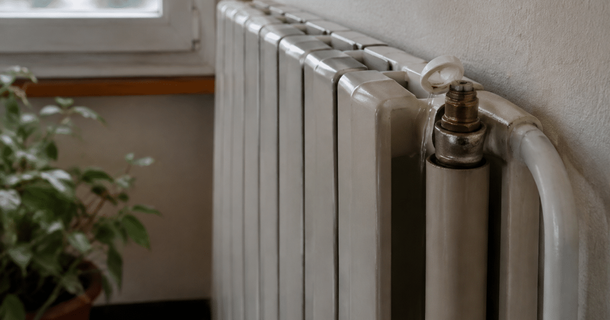 Radiateur metalique vertical avec robinet purgeur ouvert en haut