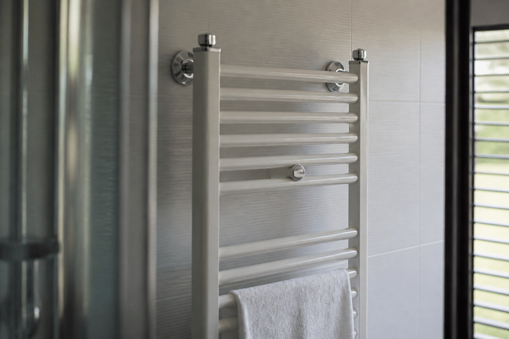 Radiateur salle bain blanc chromé montré mur carrelage