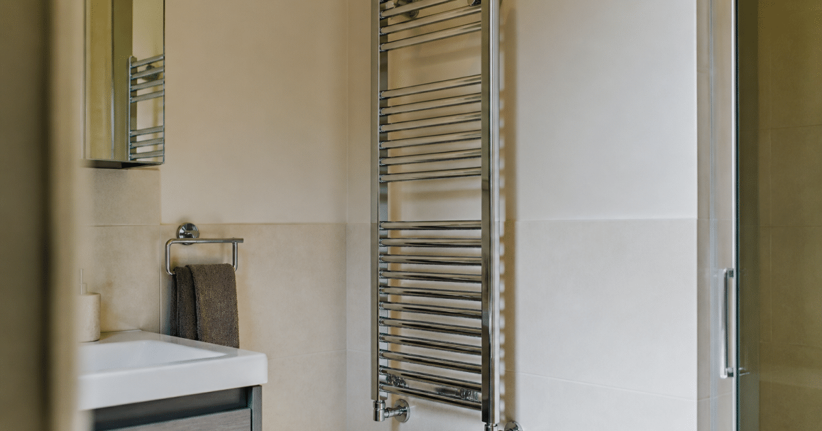 Radiateur metallique chrome fixe verticalement au mur salle bain