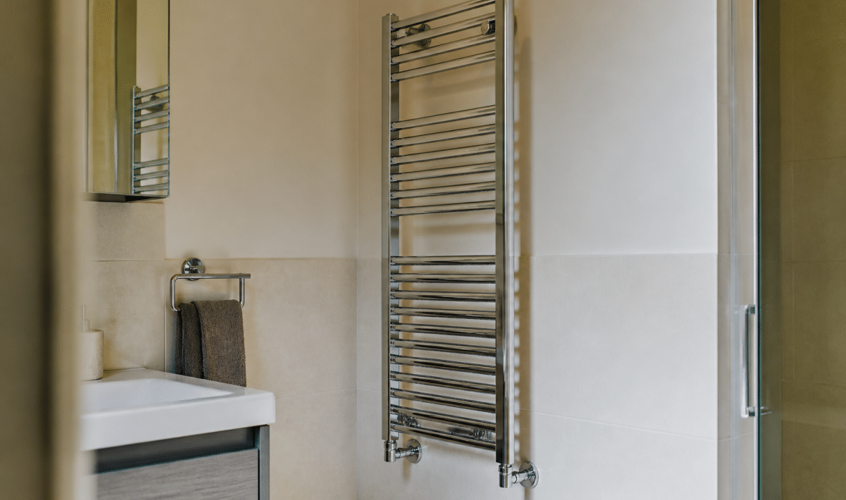 Radiateur metallique chrome fixe verticalement au mur salle bain
