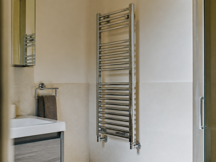 Quel radiateur pour salle de bain choisir : types, puissance et installation