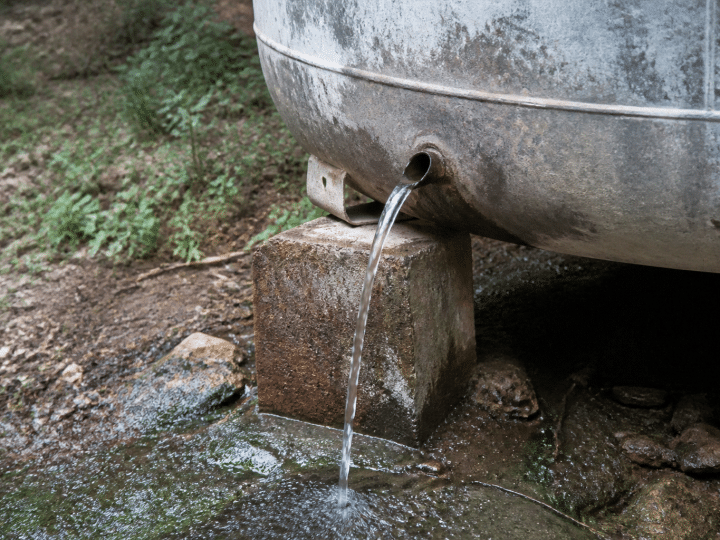 Fuite de chauffe-eau par le bas : quelles causes et comment la réparer