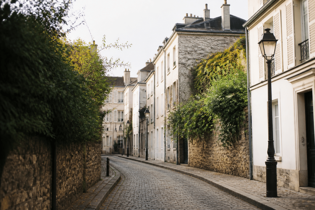 Rue calme avec facades residentielles et lampadaire urbain