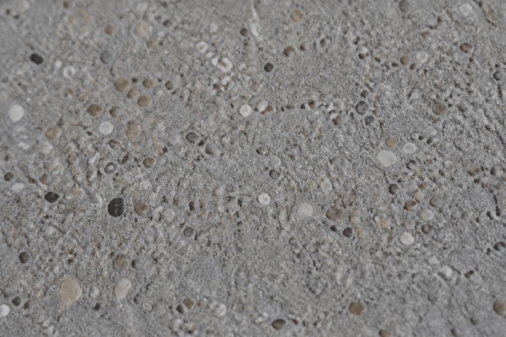 Grains de sable de riviere meles dans un mortier gris clair