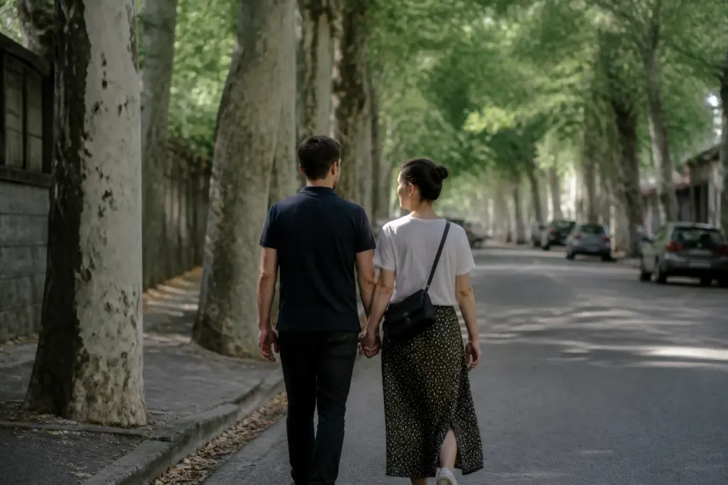 Couple marchant dans une rue calme bordee de platanes