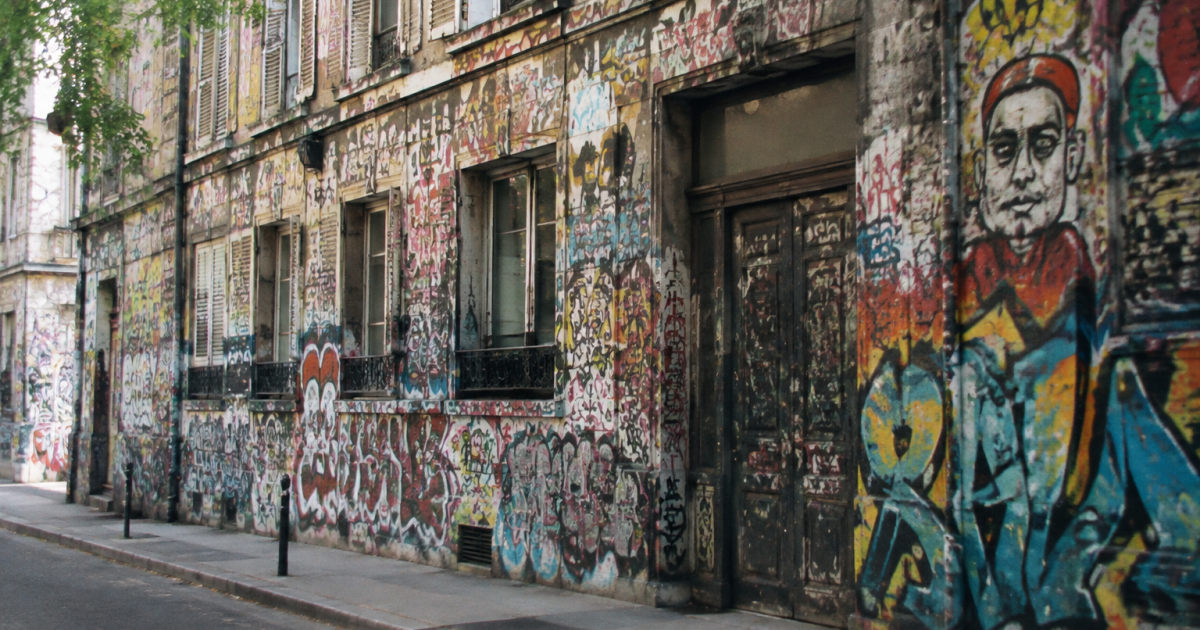 Facade urbaine vieille entierement couverte de graffitis