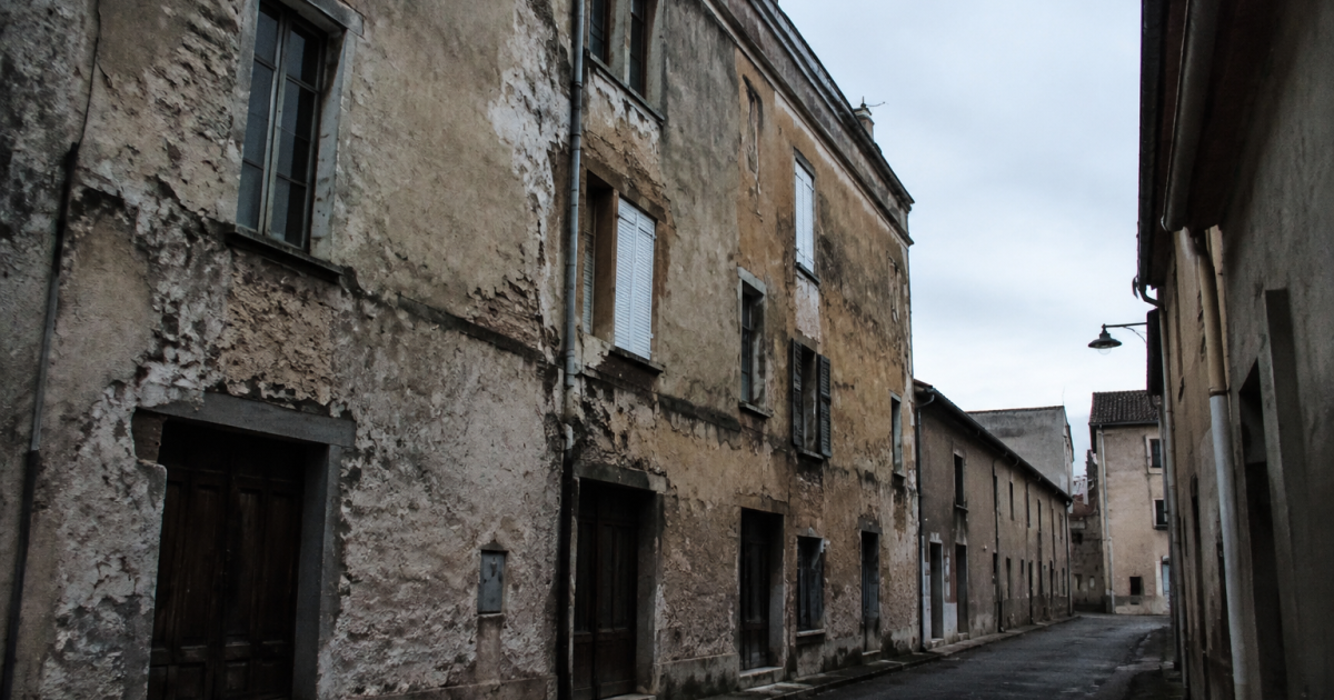 Immeuble delabre dominant ruelle obscure et silencieuse