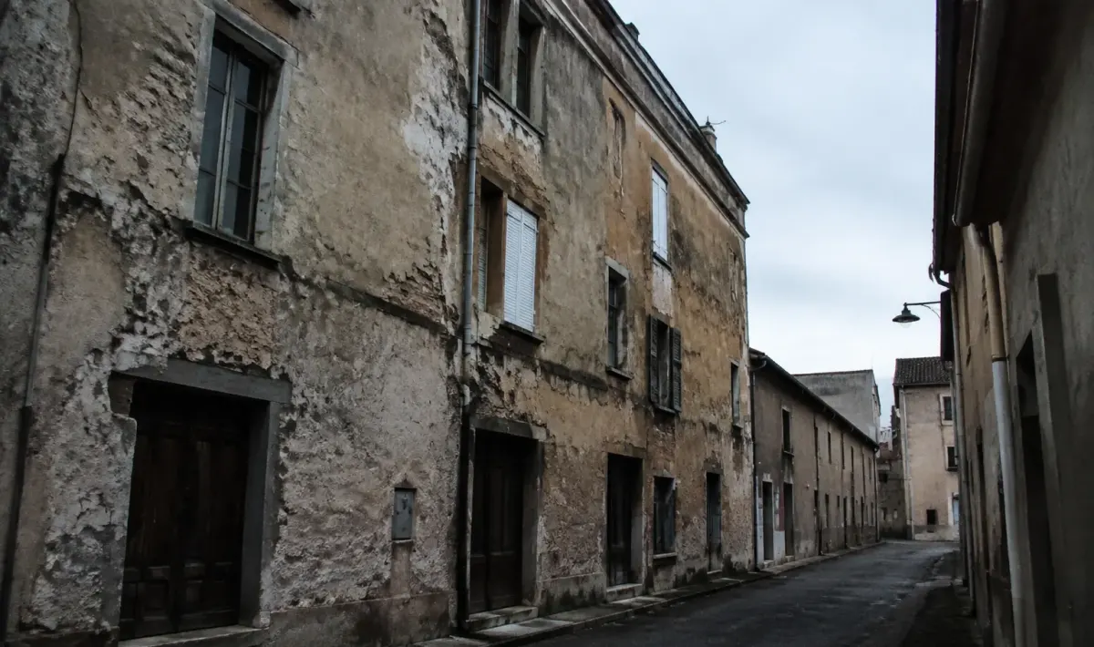 Immeuble delabre dominant ruelle obscure et silencieuse