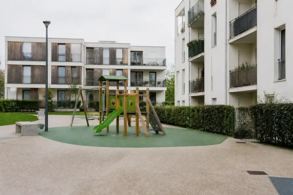 Immeubles collectifs avec balcons et aire de jeux