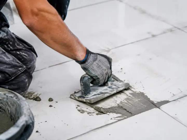 Comment enlever le ciment colle sur du carrelage sans l&rsquo;abîmer ?