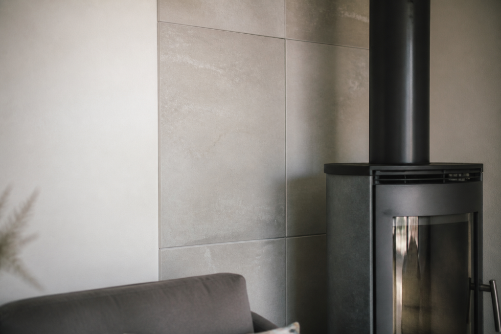 Plaques gris clair fixees au mur pres poele
