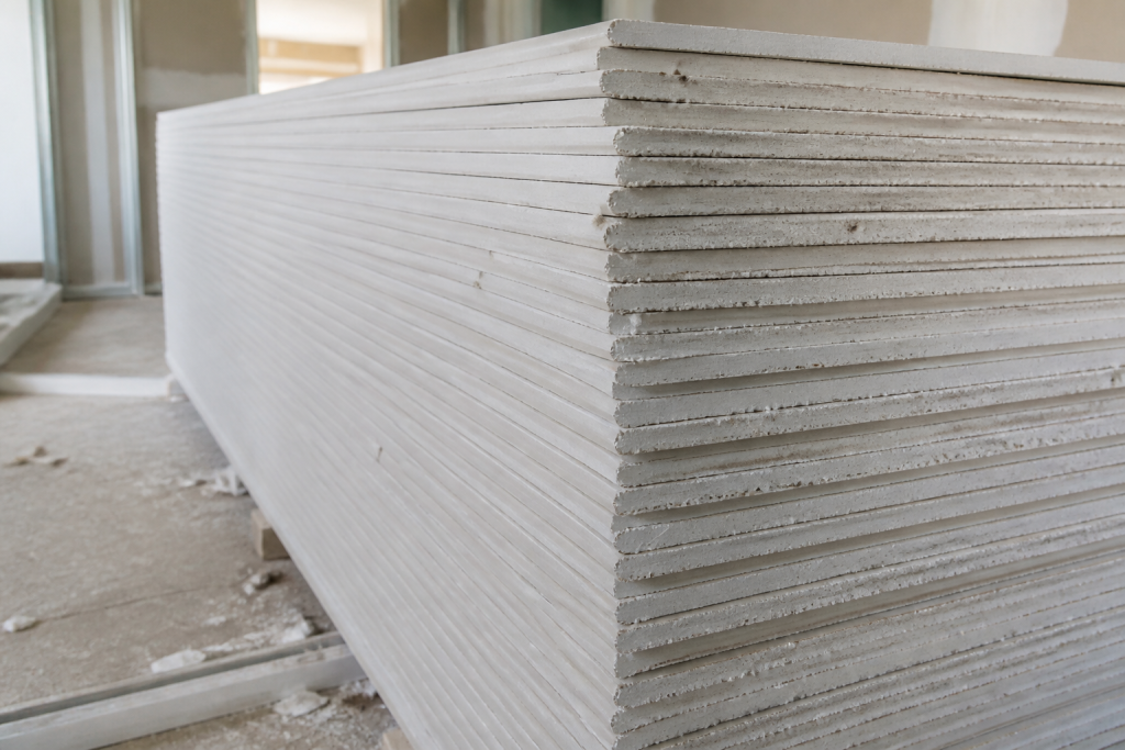 Plaques platre incombustible empilees texture visible chantier