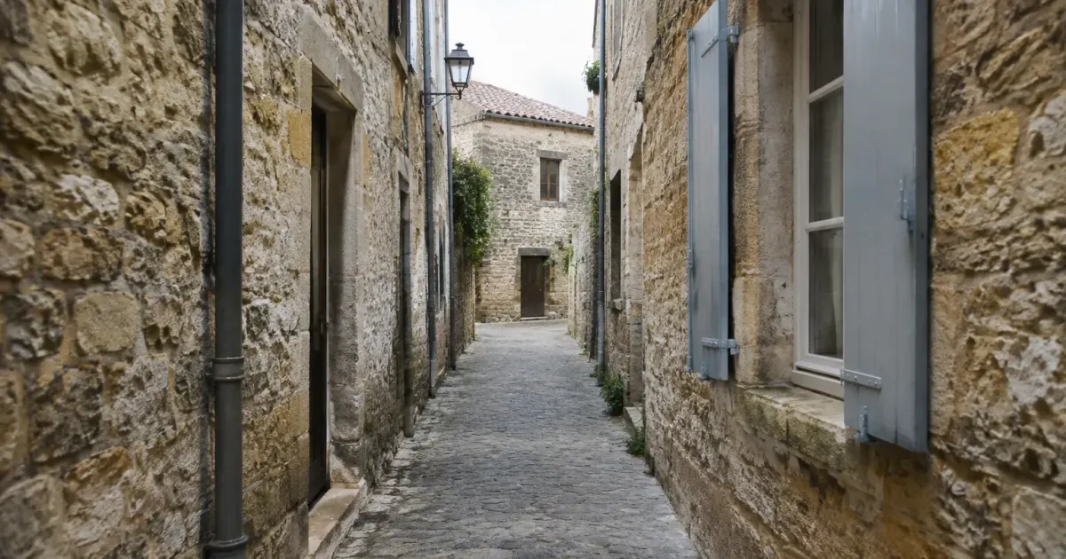 Ruelle étroite bordée de façades en pierre