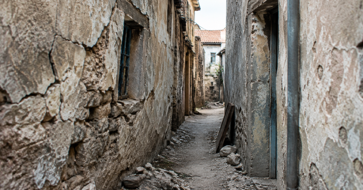 Rues etroites avec murs lezardes et debris