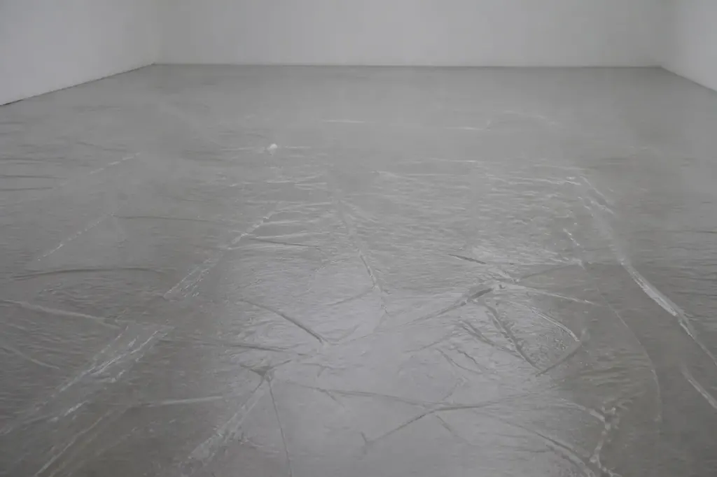 Sol gris couvert de film plastique transparent