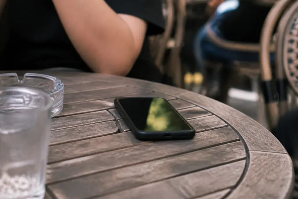 Telephone pose sur une table de terrasse animee